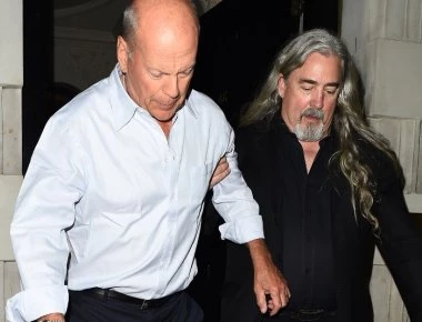 Bruce Willis: Έτσι όπως δεν τον έχετε ξαναδεί - Ο «πολύ σκληρός» Bruce υποβασταζόμενος από τον σωματοφύλακά του (φωτο)